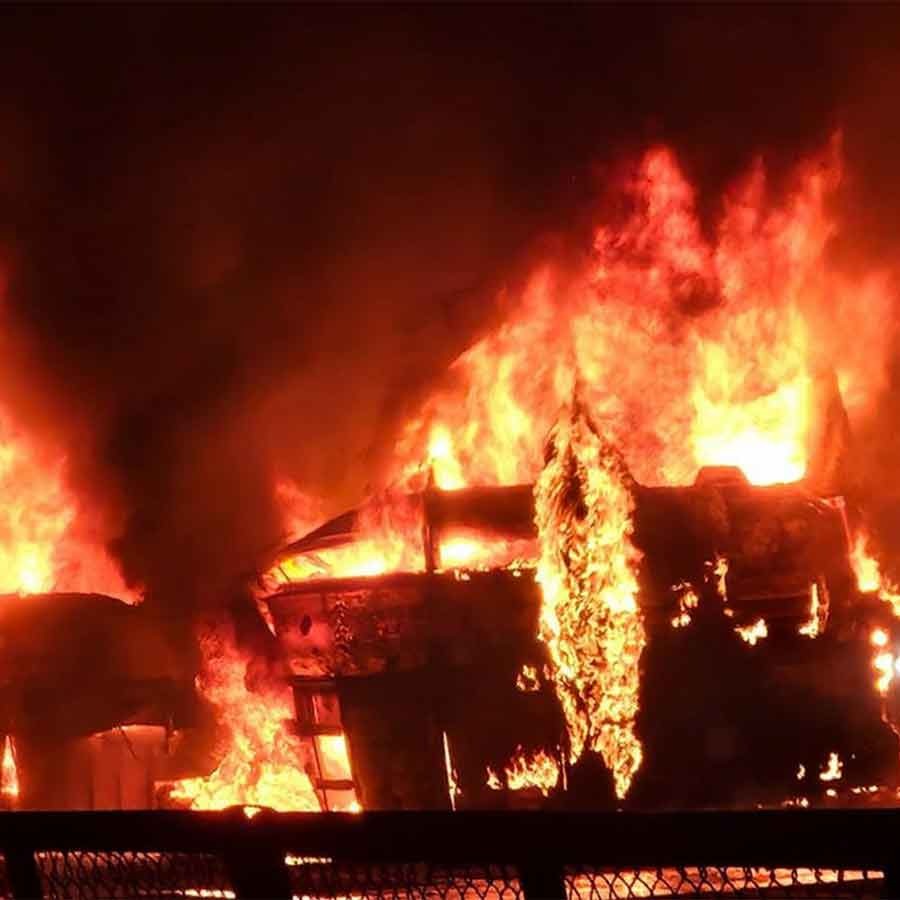 কর্নাটকে জ্বলন্ত বাসের ছবি।