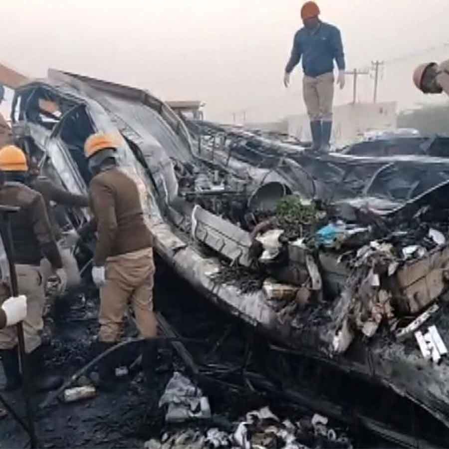 কর্নাটকের দুর্ঘটনাগ্রস্ত সেই বাস। বৃহস্পতিবার সকালে চলছে উদ্ধারকাজ। ছবি: পিটিআই।