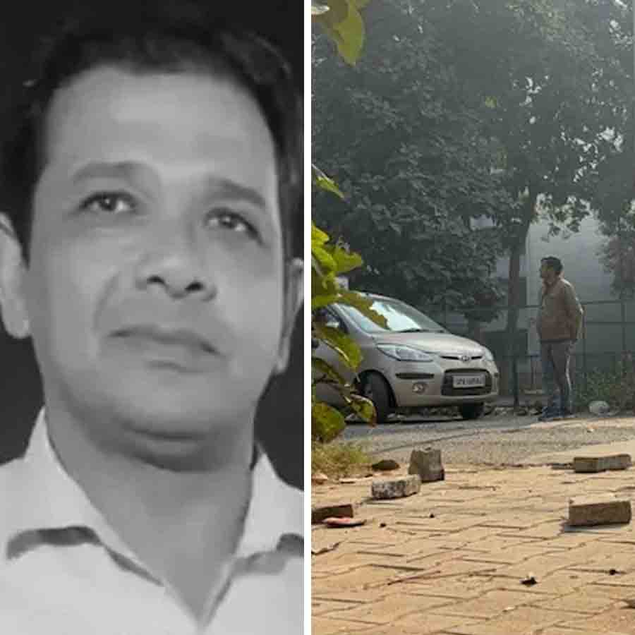 (বাঁ দিকে) আলিগড়ের নিহত শিক্ষক দানিশ রাও। (ডান দিকে) আলিগড় বিশ্ববিদ্যালয় চত্বরের এই জায়গাতেই গুলি করা হয় শিক্ষককে।