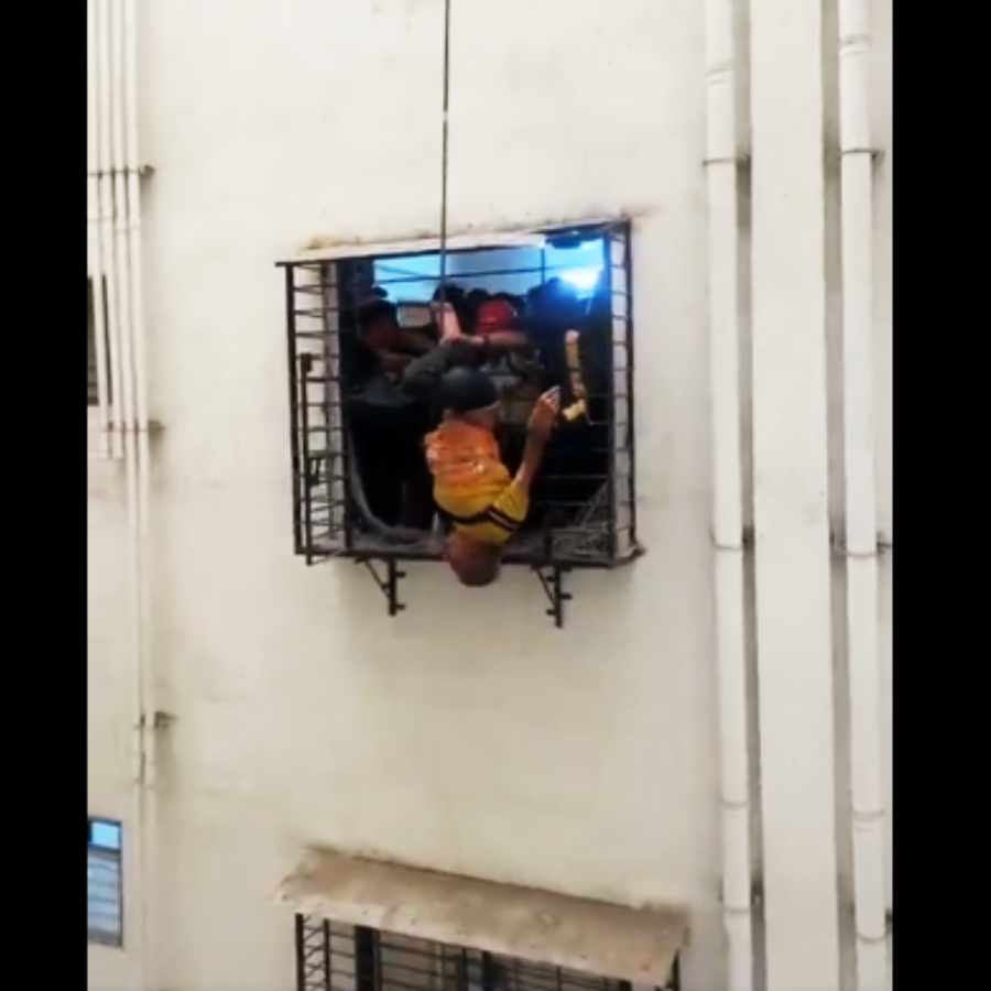 নবম তলার জানলায় ঝুলে রয়েছেন সুরাতের সেই প্রৌঢ়।