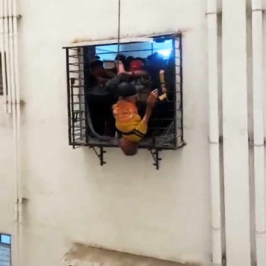 নবম তলার জানলায় ঝুলে রয়েছেন সুরাতের সেই প্রৌঢ়।