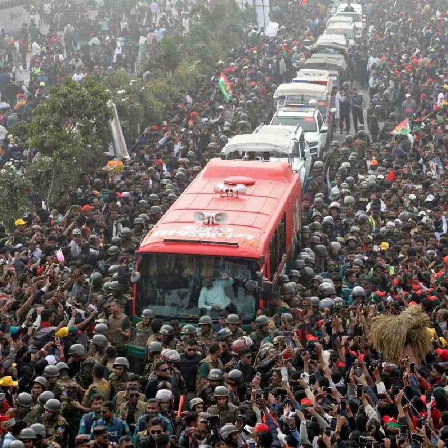 ঢাকার রাস্তায় তারেক রহমানের গাড়ি ঘিরে কর্মী-সমর্থকদের জমায়েত।