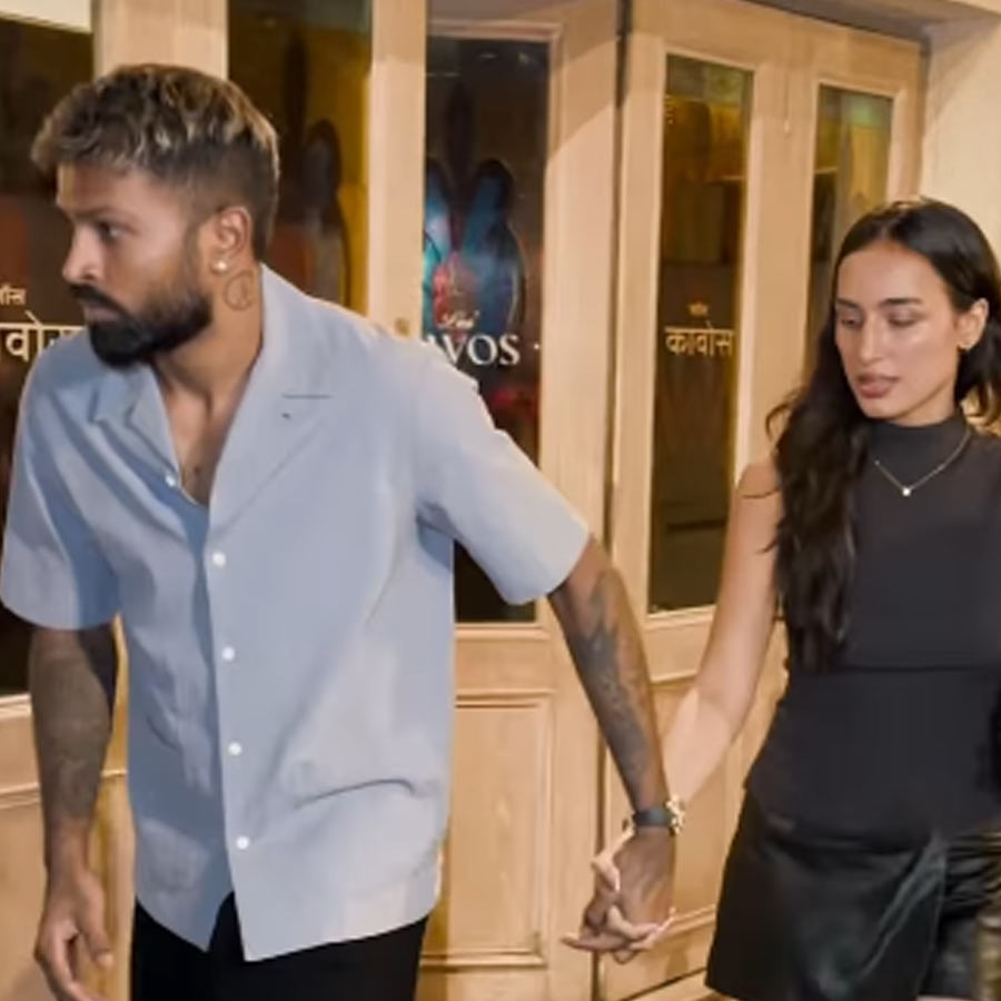 মাহিকাকে আগলে রাখছেন হার্দিক!