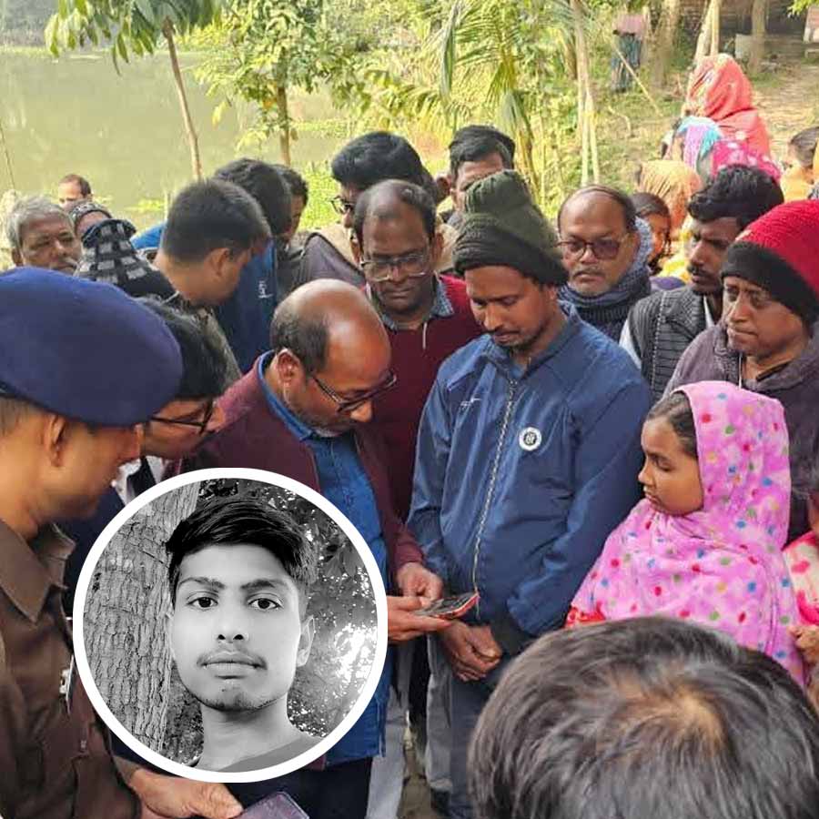 ওড়িশায় নিহত বাঙালি শ্রমিকের বাড়িতে সুতির বিধায়ক ইমানী বিশ্বাস। নিহত শ্রমিক জুয়েল শেখ (ইনসেটে)।