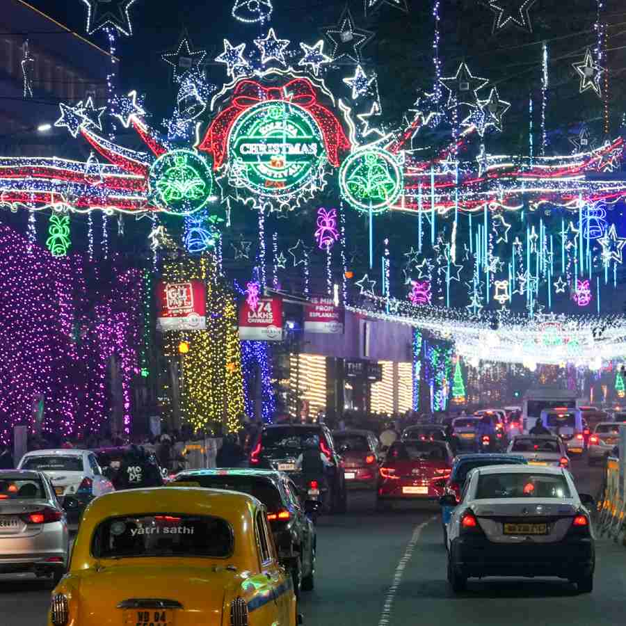 বড়দিনের আগের রাতে কলকাতার পার্ক স্ট্রিটে আলোকসজ্জা।