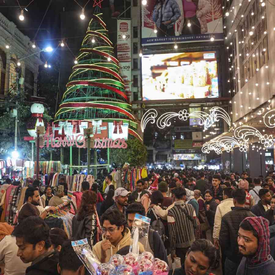বড়দিনের রাতে কলকাতার রাস্তায় ভিড়।