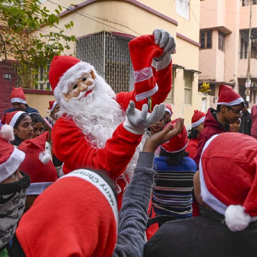 শিশুদের মনোরঞ্জনে ব্যস্ত স্যান্টা ক্লজ়। বৃহস্পতিবার কলকাতায়।