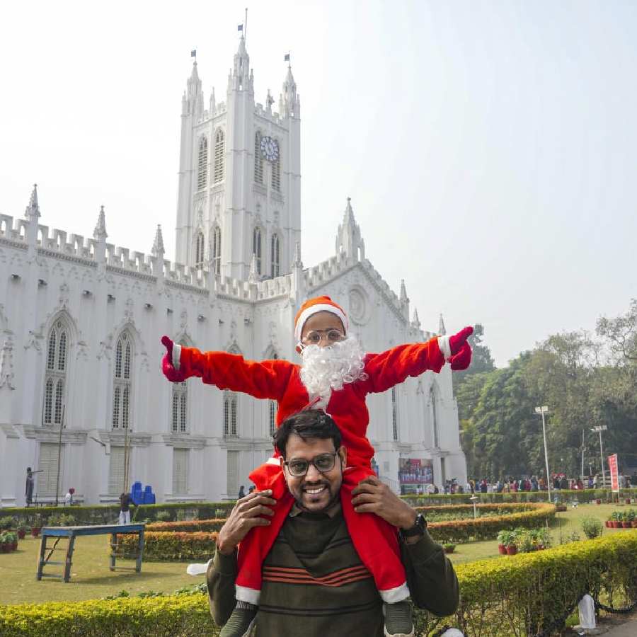 বড়দিনের সকালে কলকাতার সেন্ট পল্‌স ক্যাথিড্রাল গির্জায় বাবার সঙ্গে ছোট্ট স্যান্টা।