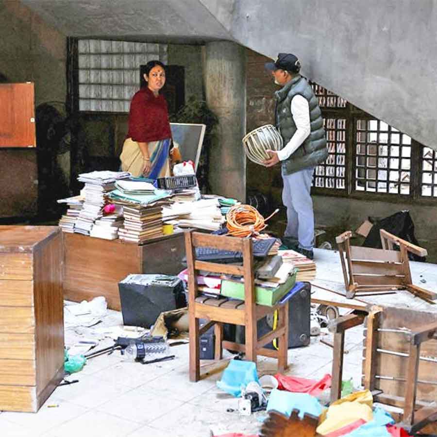 ক্রোধান্ধ: ছাত্রনেতা শরিফ ওসমান হাদির হত্যার পর সাংস্কৃতিক-সাঙ্গীতিক প্রতিষ্ঠান ছায়ানটে বিক্ষুব্ধ জনতার হামলা, ঢাকা, ১৯ ডিসেম্বর। \