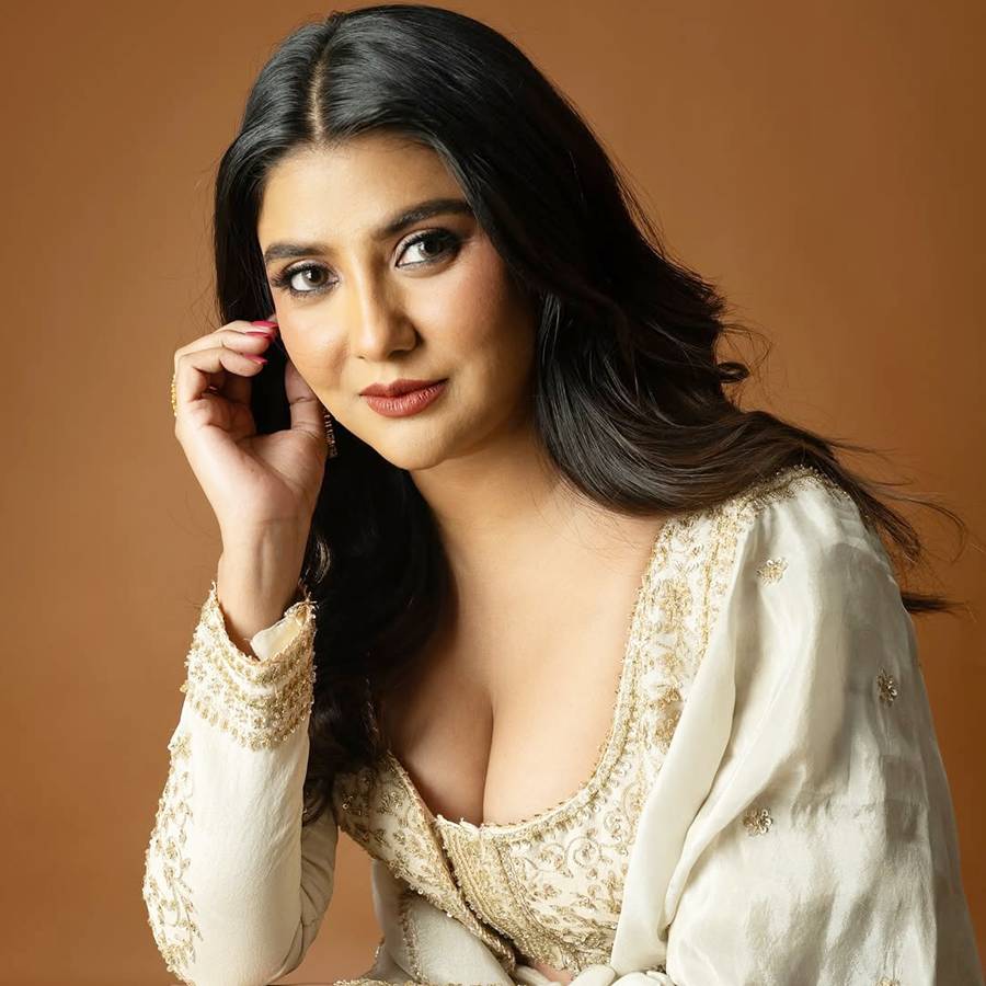 দল বদলাচ্ছেন পার্নো মিত্র।