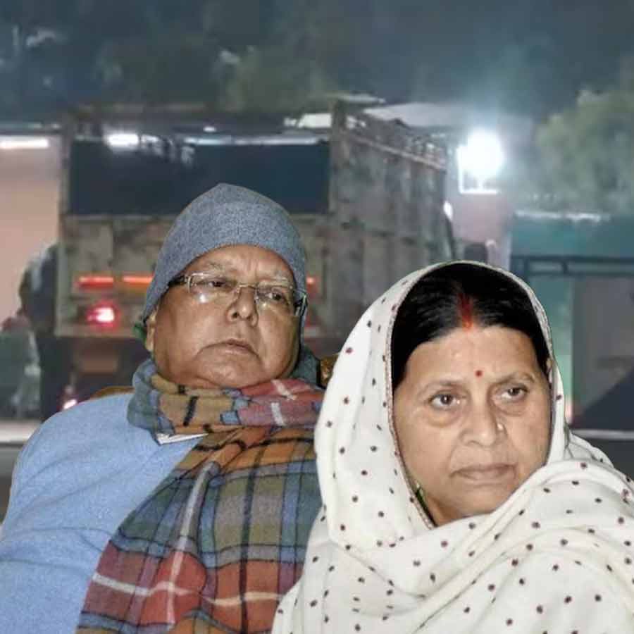(বাঁ দিকে) লালুপ্রসাদ যাদব এবং রাবড়ী দেবী (ডান দিকে)।