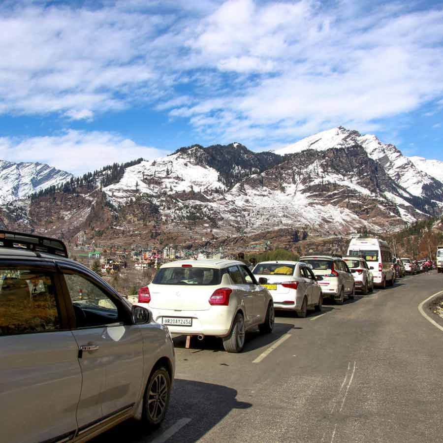 পর্যটকদের ভিড়। যানজট বাড়ছে মানালিতে। ছবি: পিটিআই।