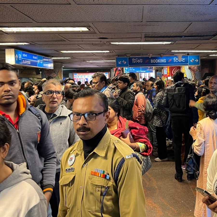 Metro service disrupted in blue line of kolkata metro on Friday evening