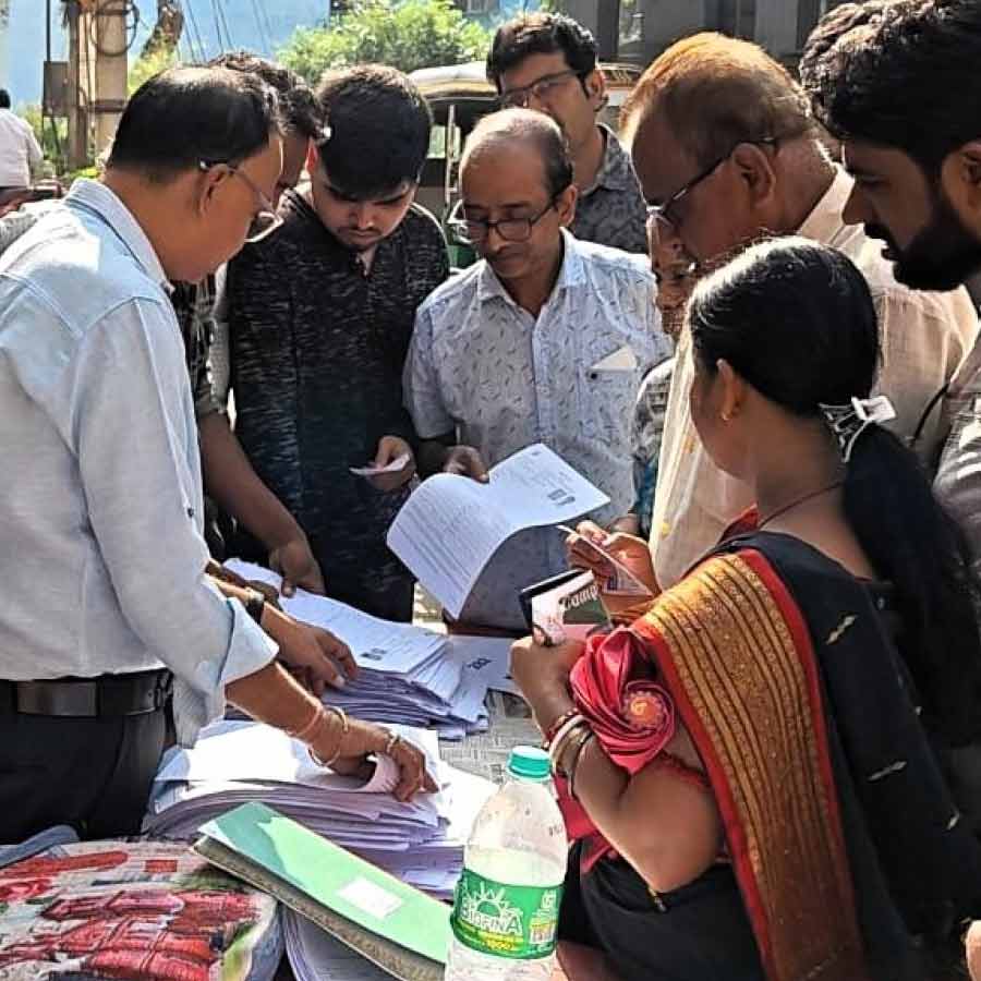 এসআইআর-এর শুনানি পর্বে নজরদারি চালাবেন মাইক্রো অবজ়ার্ভারেরা।