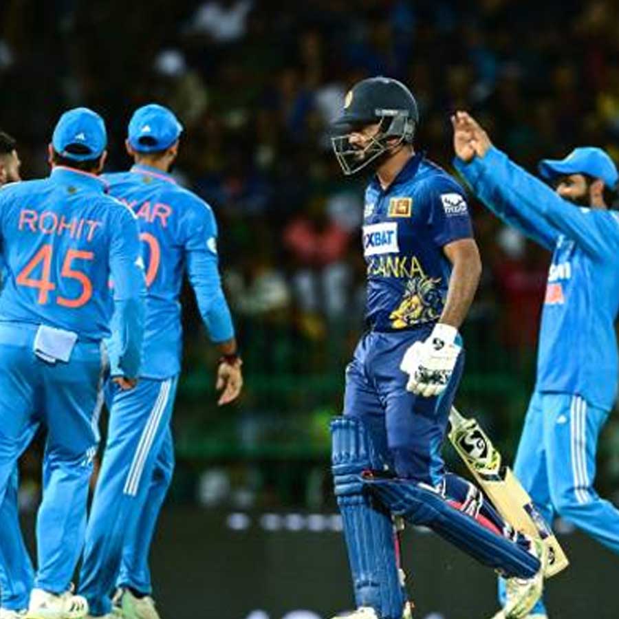 ফেব্রুয়ারিতে ভারত ও শ্রীলঙ্কায় মহারণ। ফের এক বার উপমহাদেশে বসছে পুরুষদের ক্রিকেট বিশ্বকাপের আসর। অন্যতম ফেভারিট দল হিসাবে সেখানে অংশ নেবে টিম ইন্ডিয়া। বিশ্বকাপ শেষ হলেই শুরু হবে কুড়ি-বিশের মেগা লিগ আইপিএল। পর পর দু’টি বড় টুর্নামেন্ট থাকায় এখন থেকেই ক্রিকেটজ্বরে কাঁপছে গোটা দেশ। এই আবহে গত ২০ ডিসেম্বর বিশ্বকাপের দল ঘোষণা করেছে ভারতীয় বোর্ড।