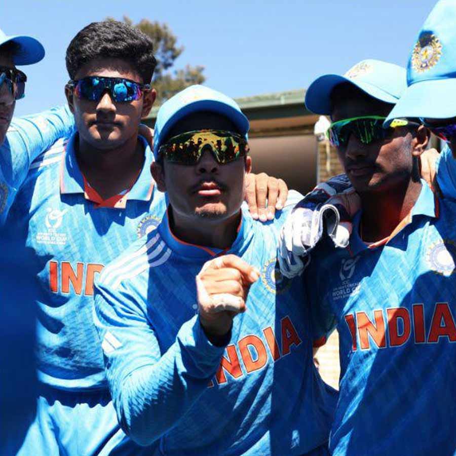 এ দেশের সিনিয়র দলে বা আইপিএলে অনূর্ধ্ব ১৮ বা ১৯ খেলে আসা ক্রিকেটারদের আলাদা কদর রয়েছে। জাতীয় দলের জার্সিতে তাঁদের অনেককেই নিয়মিত খেলতে দেখা যায়। ২০১৮ সালে অস্ট্রেলিয়াকে হারিয়ে পুরুষদের আইসিসি অনূর্ধ্ব-১৯ বিশ্বকাপ চ্যাম্পিয়ন হয় ভারত। আট বছর পর তাঁদের ক’জনকে ২০২৬ সালের আইপিএল খেলতে দেখবেন ক্রিকেট ভক্তেরা?