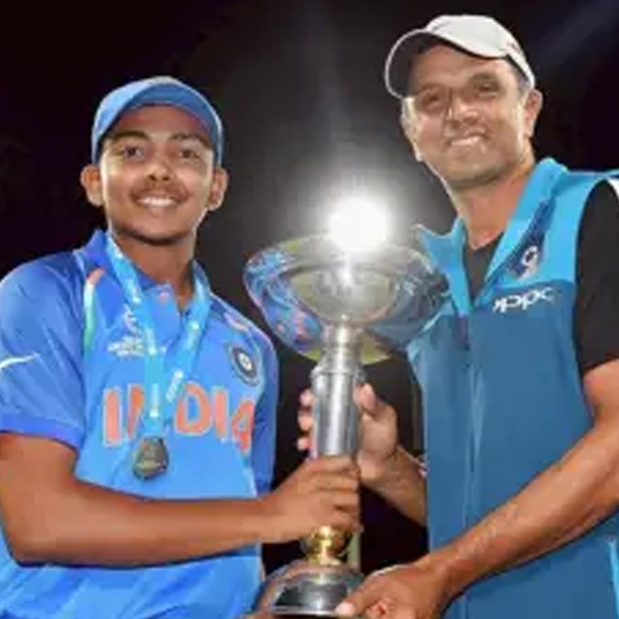 ’১৮-র অনূর্ধ্ব-১৯ বিশ্বকাপ জয়ের অন্যতম কারিগর ছিলেন পৃথ্বী শ। ২০২৬ সালের আইপিএলে কোনও মতে দল পেয়েছেন তিনি। সম্প্রতি এই কুড়ি-বিশের লিগের মিনি নিলামের একেবারে শেষের দিকে ন্যূনতম মূল্য ৭৫ লক্ষ টাকায় তাঁকে কিনে নেয় দিল্লি ক্যাপিটালস। বিশেষজ্ঞদের একাংশের অনুমান, বিকল্প ওপেনার হিসাবে দলে জায়গা পাবেন পৃথ্বী। সে ক্ষেত্রে গোটা মরসুম বসে থাকতেও হতে পারে তাঁকে।