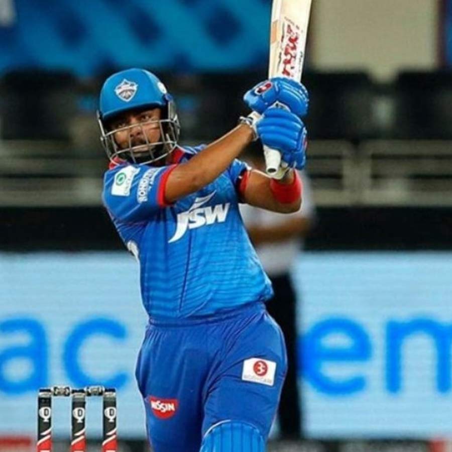 বিশ্বচ্যাম্পিয়ন হওয়ার বছরেই আইপিএলে অবির্ভাব ঘটে ডানহাতি ব্যাটার পৃথ্বীর। কুড়ি-বিশের এই লিগে এখনও পর্যন্ত ৭৯টি ম্যাচে ১,৮৯২ রান করেছেন তিনি। আইপিএলে মোট ১৪টি অর্ধশতরান রয়েছে পৃথ্বীর, সর্বোচ্চ স্কোর ৯৯। তাঁর গড় ২৩.৯৫ এবং স্ট্রাইক রেট ১৪৭.৪৭। এখনও পর্যন্ত এই টুর্নামেন্টে ২৩৮টি চার এবং ৬১টি ছক্কা মেরেছেন তিনি।