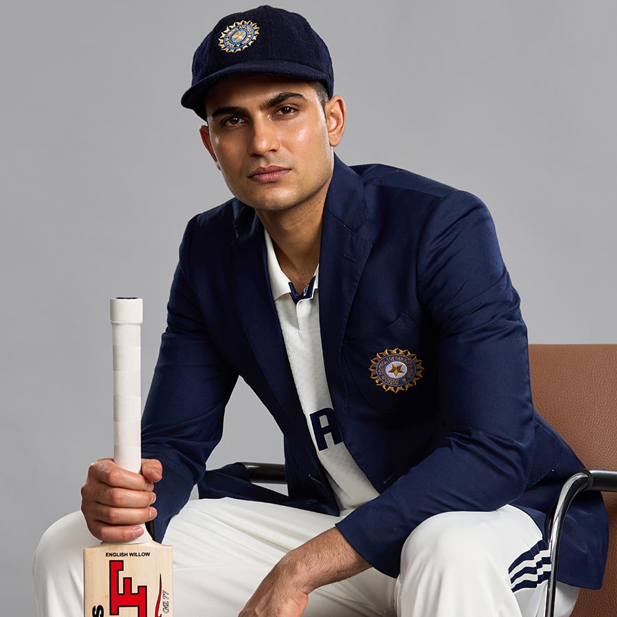 পৃথ্বীর মতো অবশ্য পরিণতি হয়নি অনূর্ধ্ব-১৯ বিশ্বকাপের চ্যাম্পিয়ন ক্রিকেটার শুভমন গিলের। ওই টুর্নামেন্টে সাফল্যের পর খুব দ্রুতই জাতীয় দলে জায়গা পাকা করে ফেলেন তিনি। বর্তমানে টেস্ট এবং এক দিনের আন্তর্জাতিকে দেশকে নেতৃত্ব দিচ্ছেন তিনি। তবে আসন্ন টি-২০ বিশ্বকাপের দলে জায়গা হয়নি তাঁর। ফলে আপাতত ঘরোয়া ক্রিকেটে বেশি করে মন দিচ্ছেন তিনি।