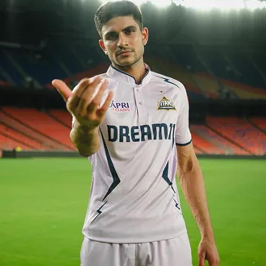  ২০২৬ সালের আইপিএলে গুজরাত টাইটান্সের জার্সিতে দেখা যাবে শুভমনকে। ১৬.৫ কোটি টাকায় ভারত অধিনায়ককে কিনেছে তারা। আইপিএলে এখনও পর্যন্ত ১১৮টা ম্যাচ খেলেছেন তিনি। শুভমনের ব্যাট থেকে এসেছে ৩,৮৬৬ রান। কুড়ি-বিশের এই মেগা লিগে চারটে শতরান এবং ২৬টি অর্ধশতরান রয়েছে এই ডানহাতি ব্যাটারের। সর্বোচ্চ স্কোর ১২৯।