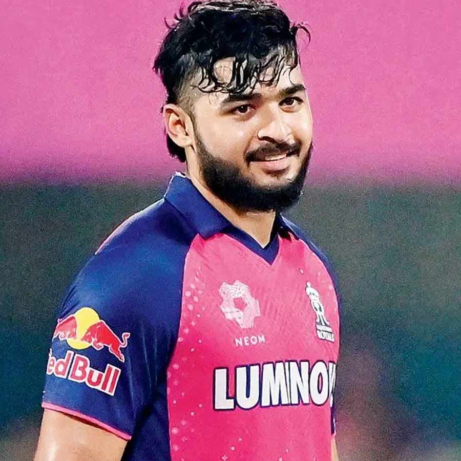 আগামী বছরের আইপিএলে রাজস্থান রয়্যালসের হয়ে মাঠে নামবেন রিয়ান পরাগ। নিলামে তার দাম ওঠে ১৪ কোটি। ২০১৯ সালে কুড়ি-বিশের এই লিগে অভিষেক হয় তাঁর। আইপিএলে এখনও পর্যন্ত মোট ৮৪টি ম্যাচ খেলেছেন এই ডানহাতি ব্যাটার। এই টুর্নামেন্টে তাঁর সর্বোচ্চ স্কোর ৯৫। সাতটা অর্ধশতরান করেছেন তিনি। টি-২০ লিগে রিয়ান মোট রান করেছেন ১,৫৬৬। এতে মোট ১১১টা চার এবং ৮৭টা ছক্কা মেরেছেন তিনি।