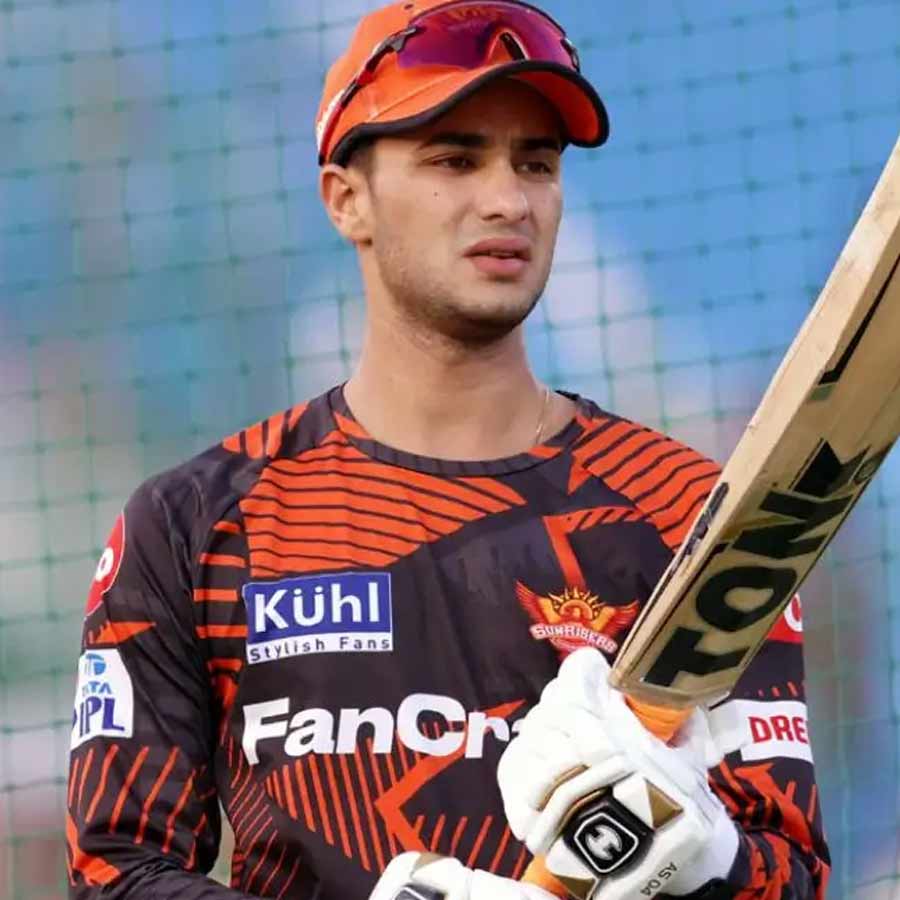 ২০১৮ সালেই আইপিএলে অভিষেক হয় অভিষেক শর্মার। আসন্ন টি-২০ বিশ্বকাপের ভারতীয় দলে রয়েছেন এই বাঁহাতি ব্যাটার। আগামী বছর সানরাইজ়ার্স হায়দরাবাদের হয়ে খেলতে দেখা যাবে তাঁকে। নিলামে তাঁর দাম ওঠে ১৪ কোটি টাকা। কুড়ি-বিশের লিগে ৭৭টি ম্যাচে এখনও পর্যন্ত ১,৮১৬ রান করেছেন তিনি। অভিষেকের ঝুলিতে আছে একটা শতরান এবং ন’টা অর্ধশতরান। তাঁর সর্বোচ্চ স্কোর ১৪১। এ ছাড়াও ১১টি উইকেট নিয়েছেন তিনি।