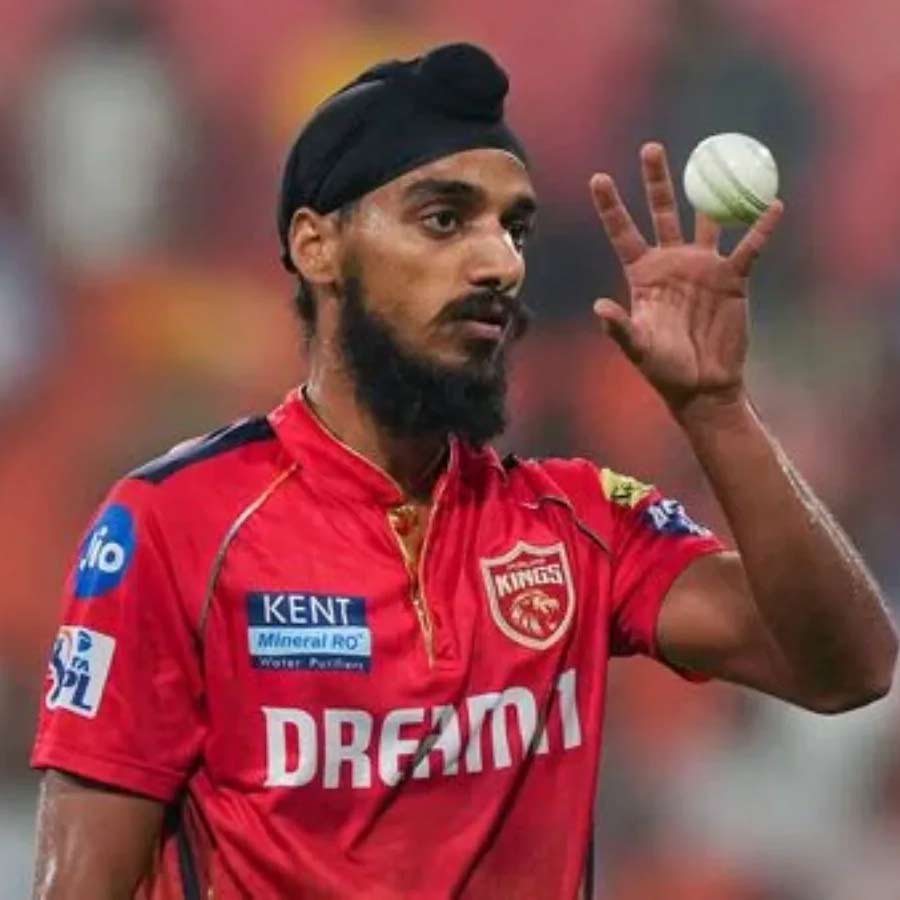 টি-২০ বিশ্বকাপ দলে জায়গা পাওয়া বাঁহাতি পেসার অর্শদীপ সিংহ ২০২৬ সালের আইপিএলে খেলবেন পঞ্জাব কিংসের জার্সিতে। তাঁকে ১৮ কোটি টাকায় কিনেছে অভিনেত্রী প্রীতি জ়িন্টার দল। আইপিএলে এখনও পর্যন্ত ৮২ ম্যাচে ৯৭টি উইকেট পেয়েছেন তিনি। ৩২ রানে পাঁচ উইকেট তাঁর সেরা বোলিং। কুড়ি-বিশের এই লিগে অর্শদীপের ইকোনমিক রেট ৯ এবং গড় ২৬.৪৯।