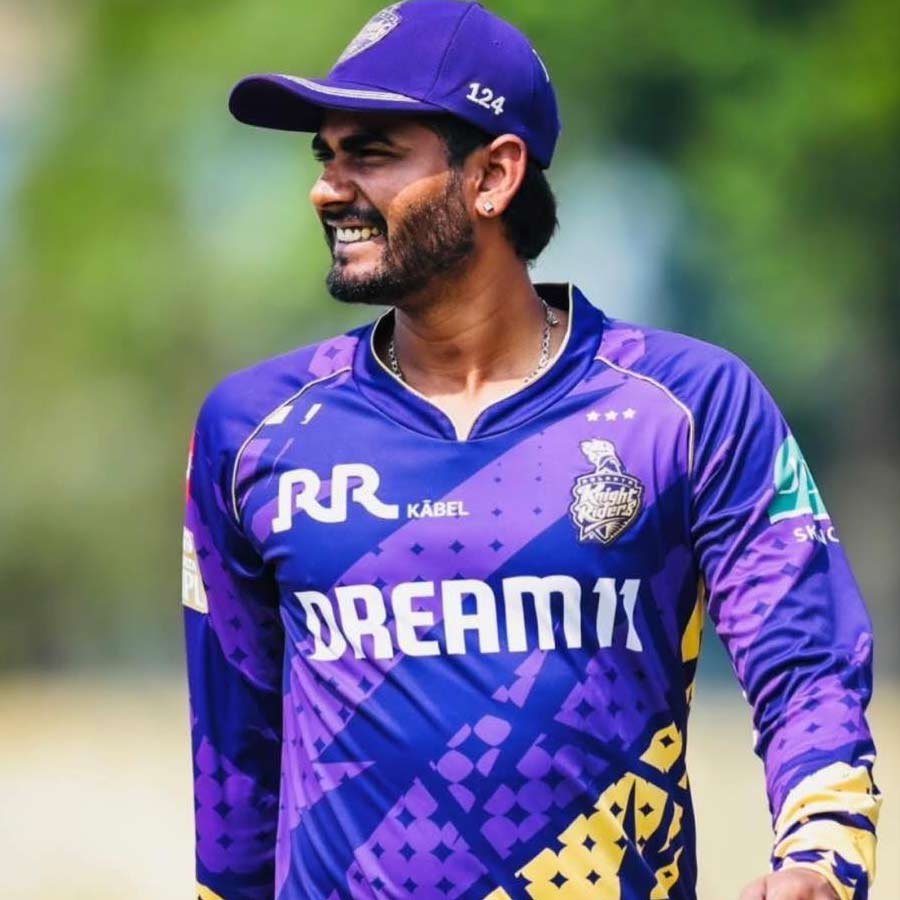 ’১৮-র অনূর্ধ্ব-১৯ বিশ্বকাপের ডানহাতি অলরাউন্ডার অনুকূল রায়কে আগামী বছরের আইপিএলে দেখা যাবে কলকাতা নাইট রাইডার্সে। ২০১৯ সালে কুড়ি-বিশের লিগে অভিষেক হয় অনুকূলের। যদিও সেখানে তাঁর পারফরম্যান্স খুব একটা নজরকাড়া ছিল না। ১২ ম্যাচে মাত্র ২৬ রান করেছিলেন তিনি। পেয়েছিলেন ছয় উইকেট। তাঁর বোলিং ইকোনমি রেট ৮.১৮।