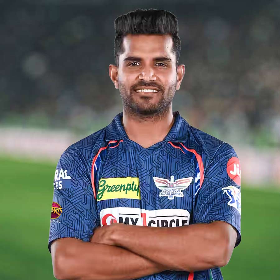 ডানহাতি অলরাউন্ডার শিভম মাভিকে কিনেছে সানরাইজ়ার্স হায়দরাবাদ। অনূর্ধ্ব-১৯ বিশ্বকাপ জিতে আসার বছরেই (পড়ুন ২০১৮) আইপিএলে অভিষেক হয় তাঁর। তবে কুড়ি-বিশের এই লিগে এখনও পর্যন্ত নজরকাড়া পারফরম্যান্স করতে পারেননি তিনি। এখনও পর্যন্ত ৩২টি ম্যাচে ৩০টি উইকেট নিয়েছেন ডানহাতি পেসার। ২১ রানে চার উইকেট শিভমের সেরা বোলিং।