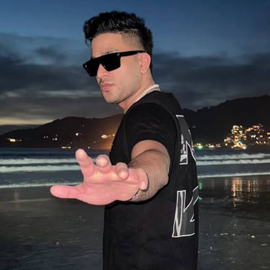 অনূর্ধ্ব-১৯ বিশ্বকাপজয়ী খেলোয়াড় মনজোৎ কালরা ক্রিকেট থেকে একরকম বিদায় নিয়েছেন। ২০২০ সালে বয়স জালিয়াতির অভিযোগ তাঁর বিরুদ্ধে শাস্তিমূলক ব্যবস্থা নেয় বোর্ড। পরে দিল্লির হয়ে কিছু ঘরোয়া টুর্নামেন্টে দেখা গিয়েছিল তাঁকে। তবে কোনও দিন আইপিএল খেলেননি তিনি। বিদেশভ্রমণের বিভিন্ন ছবি নিজের সোশ্যাল মিডিয়া প্ল্যাটফর্মে প্রায়ই পোস্ট করেন মনজোৎ। সর্বশেষ ছবিতে তাইল্যান্ডের একটি পর্যটনকেন্দ্রে তাঁকে দাঁড়িয়ে থাকতে দেখা গিয়েছে।