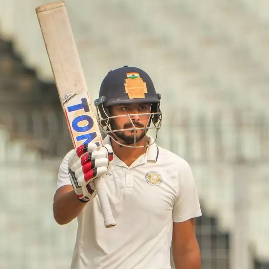 এ বারের আইপিএলে কোনও দল পাননি ’১৮ সালের অনূর্ধ্ব বিশ্বকাপজয়ী উইকেটরক্ষক-ব্যাটার হার্ভিক দেশাই। সৌরাষ্ট্রের এই ক্রিকেটারকে একসময়ে দলে নিয়েছিল মুম্বই ইন্ডিয়ান্স। সেখানেও প্রথম একাদশে নিয়মিত ছিলেন না তিনি। সব মিলিয়ে এখনও পর্যন্ত মাত্র ৪২টি কুড়ি-বিশের ম্যাচ খেলেছেন তিনি। তাতে মোট ১,১১৩ রান এসেছে তাঁর ব্যাট থেকে। ক্রিকেটের এই ফরম্যাটে সৌরাষ্ট্রের খেলোয়াড়টির সর্বোচ্চ স্কোর ১০৪।