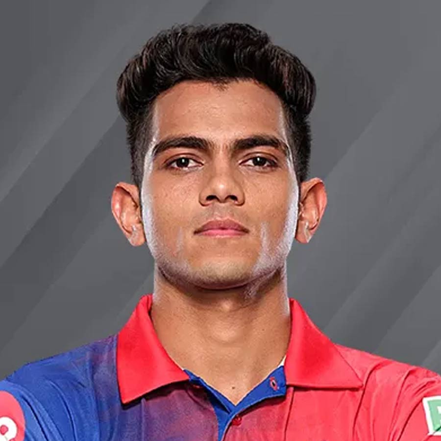 ২০২০ সালে আইপিএল অভিষেক হয় কমলেশ নাগরকোটির। চেন্নাই সুপার কিংসের হয়ে মাত্র ১২টি ম্যাচ খেলেছেন তিনি। ২০২২ সালের পর কুড়ি-বিশের এই লিগে আর কখনওই প্রথম একাদশে জায়গা পাননি কমলেশ। এই টুর্নামেন্টে তাঁর সেরা পারফরম্যান্স ১৩ রানে দুই উইকেট। এ বারের নিলামে কোনও দল কেনেনি তাঁকে।