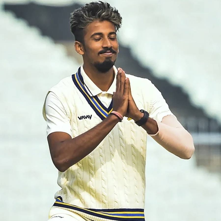 ২০২৬ সালের আইপিএলে দেখা যাবে না পশ্চিমবাংলার ক্রিকেটার ঈশান পোড়েলকেও। কারণ নিলামে অবিক্রিত ক্রিকেটারদের তালিকায় তাঁরও নাম রয়েছে। ২০২১ সালে ২১ লক্ষ টাকায় তাঁকে কিনেছিল পঞ্জাব কিংস। শিভমের মতোই প্রীতি জ়িন্টার দলের হয়ে মাত্র এক দিন মাঠে নামার সুযোগ পান ঈশান। ওই দিন একটা উইকেটও নেন তিনি।