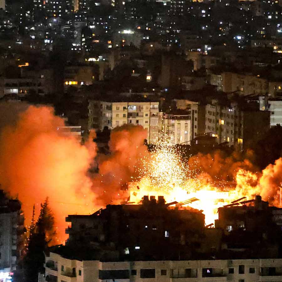 ইজ়রায়েলি হামলার নিশানায় ইরানি কমান্ডারের গাড়ি।