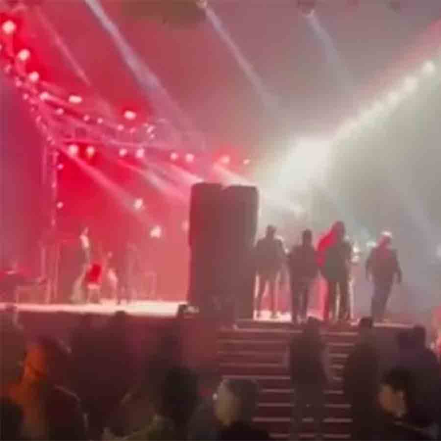 ‘বহিরাগতদের’ মঞ্চ দখলের চেষ্টা।