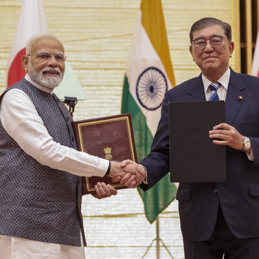 বাঁ দিকে) ভারতের প্রধানমন্ত্রীর সঙ্গে জাপানের প্রধানমন্ত্রী শিগেরু ইশিবা (ডান দিকে)।