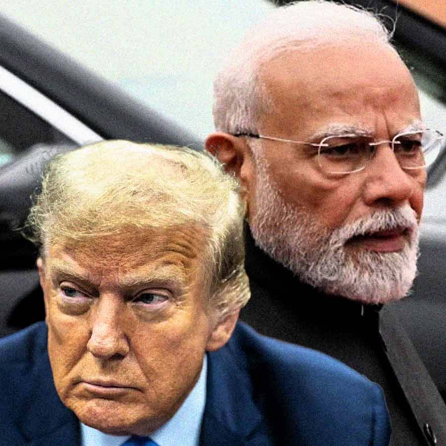 (বাঁ দিকে) আমেরিকার প্রেসিডেন্ট ডোনাল্ড ট্রাম্প এবং ভারতের প্রধানমন্ত্রী নরেন্দ্র মোদী (ডান দিকে)।