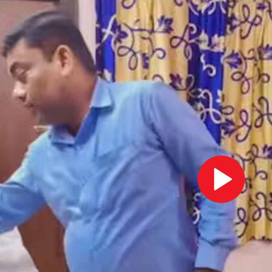 Video shows wife shouts at husband after he returns home after 72 hour duty