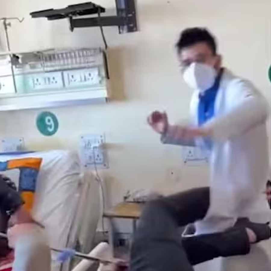 শিমলা হাসপাতালে রোগীর সঙ্গে চিকিৎসকের হাতাহাতির সেই দৃশ্য।