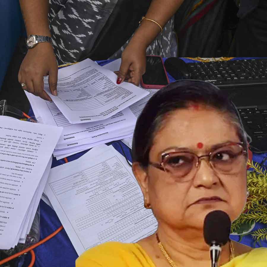 তৃণমূল সাংসদ কাকলি ঘোষ দস্তিদারের পরিবারের চার জনকে হাজিরার জন্য নোটিস পাঠিয়েছে কমিশন