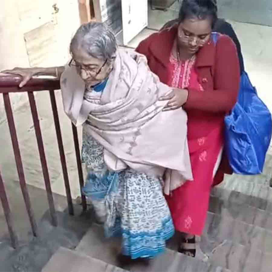 শনিবার হুগলি জেলায় এসআইআর-এর শুনানিকক্ষে যাচ্ছেন বৃদ্ধা।