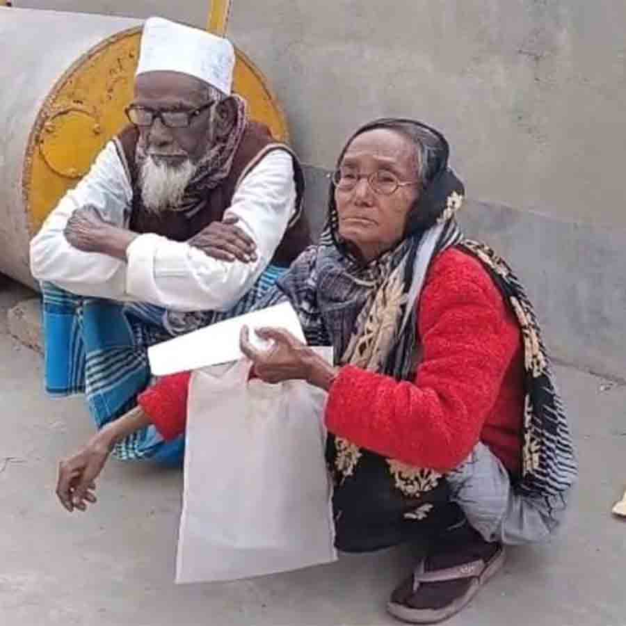 হাওড়ায় শুনানির জন্য অপেক্ষো বৃদ্ধ-বৃদ্ধার। 