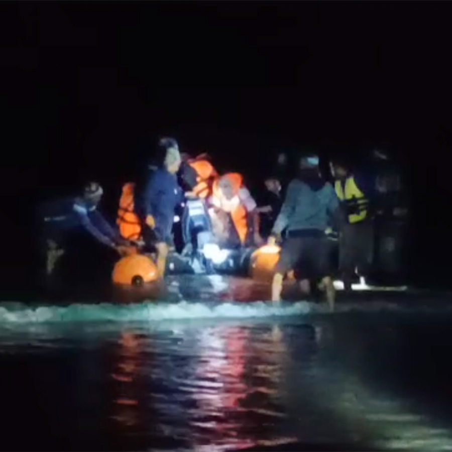 Troller malfunction in the middle of sea, several tourists rescued by Digha police dgtld