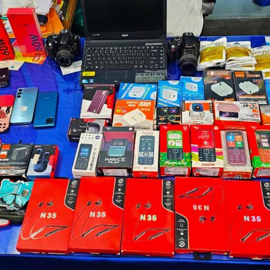 কুলটিতে উদ্ধার চোরাই সামগ্রী।