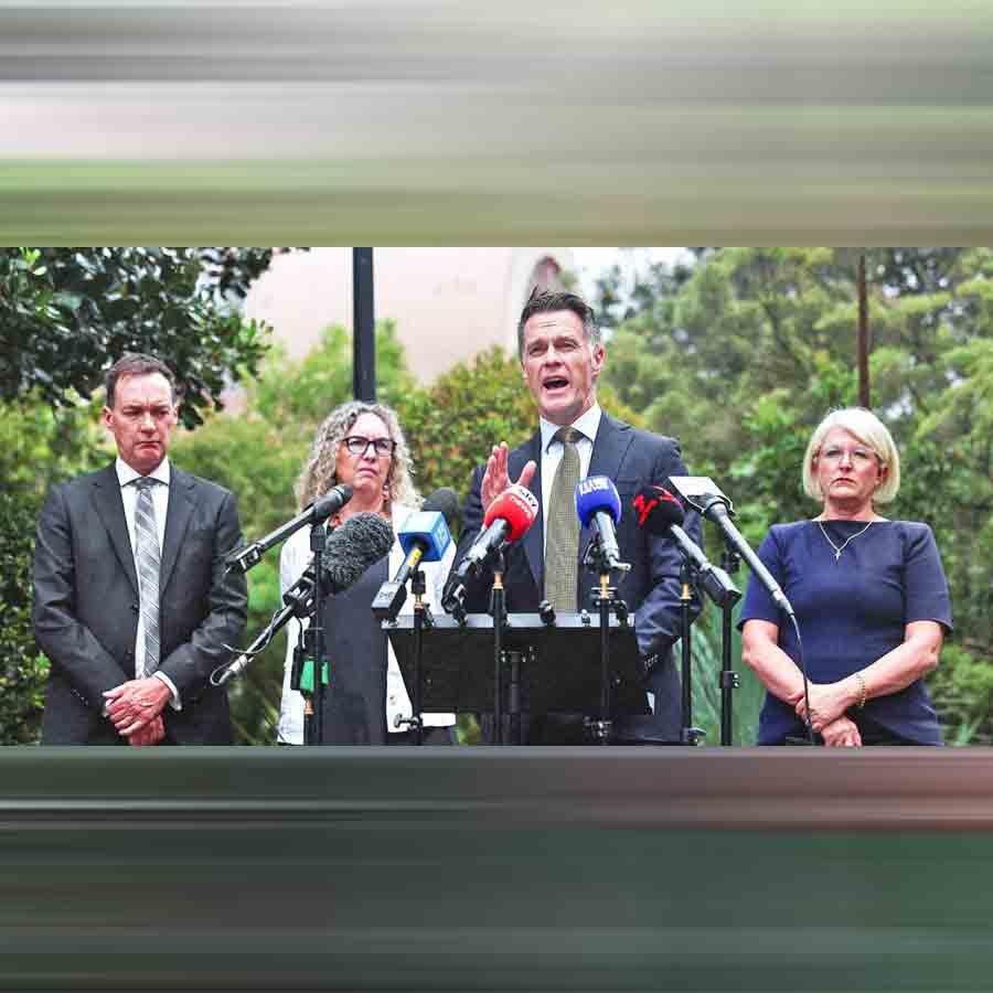 সক্রিয়: সিডনিতে বন্দুক-হামলার পর সাংবাদিক সম্মেলনে ক্রিস মিনস।