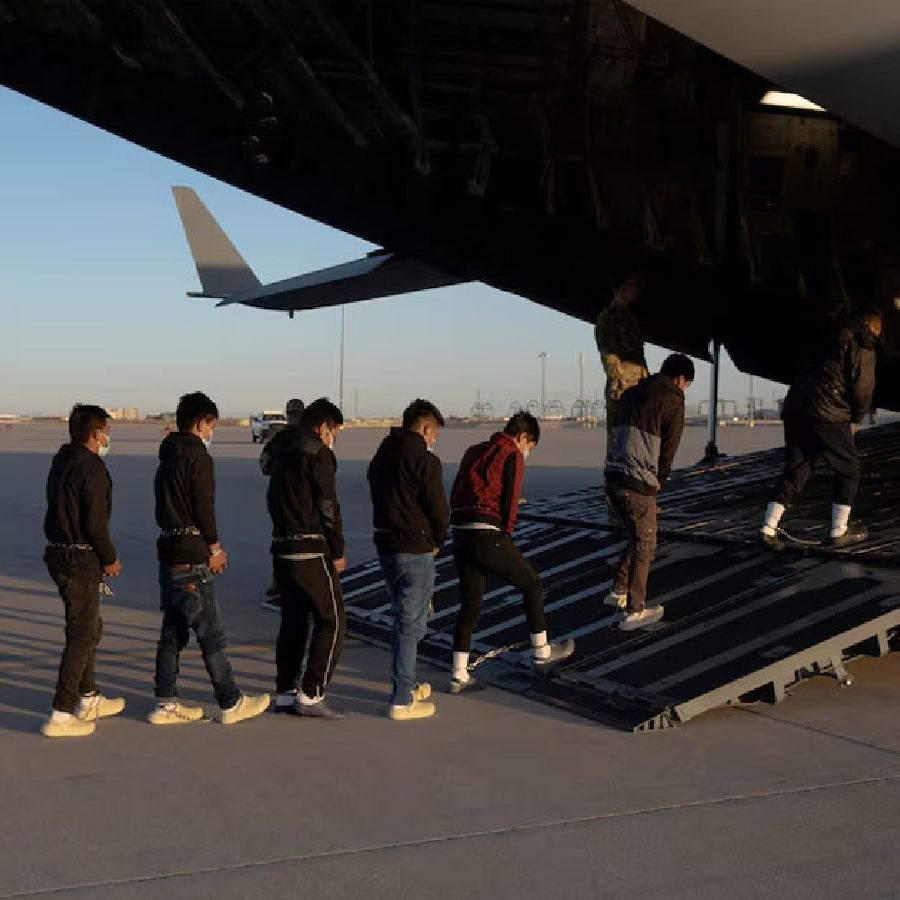 গত ফেব্রুয়ারি মাসে শিকল বেঁধে এ ভাবেই আমেরিকা থেকে ভারতীয়দের দেশে ফেরত পাঠানো হয়েছিল।