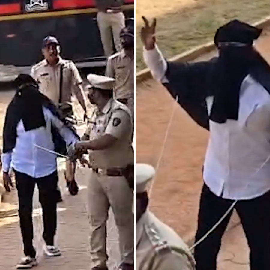 (বাঁ দিকে) প্রিজ়ন ভ্যান থেকে নামিয়ে পুলিশ নিরাপত্তায় নিয়ে যাওয়া হচ্ছে গ্যাংস্টার বান্দুকে। (ডান দিকে) ভিকট্রি সাইন দেখাচ্ছেন বান্দু।