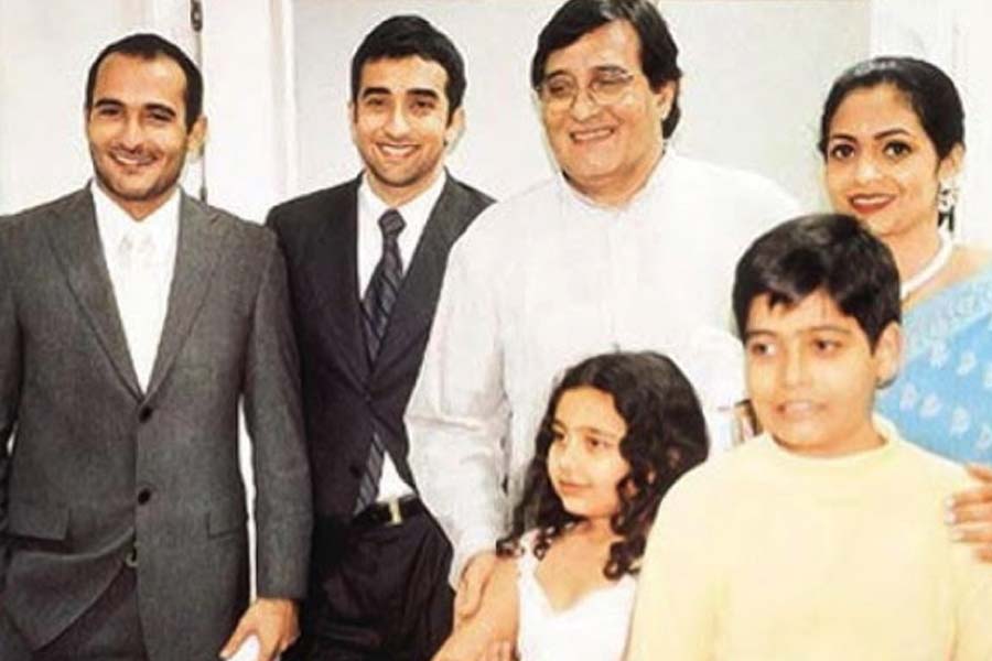 Vinod Khanna with his full family