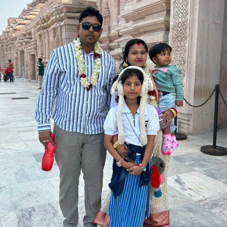জগন্নাথ ধামের কোটিতম দর্শনার্থী কাকলি জানা বাবা-মা এবং ভাইয়ের সঙ্গে।