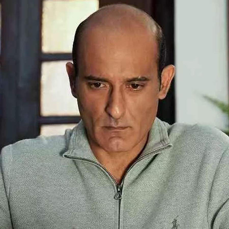 অক্ষয়কে অনৈতিক বলে তোপ প্রযোজকের।